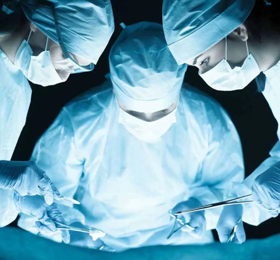 Image of 3 SMU students in an operating room
